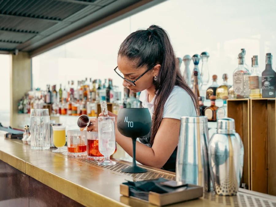 Tutela del Lavoro di Barista, Barman e Bartender in Italia: Aspetti Legali, Sindacali e Retribuzioni Giuste